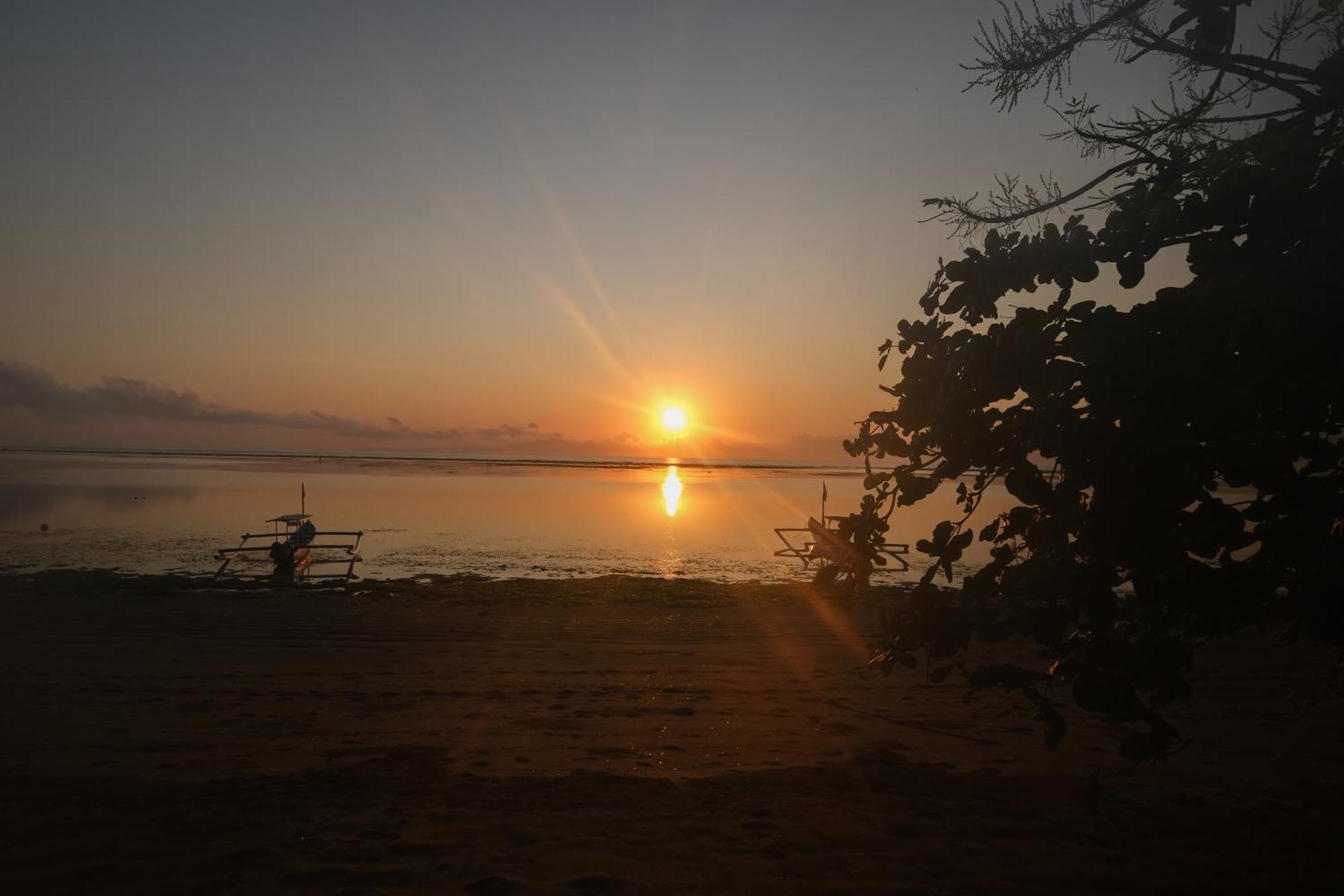 Peneeda View Beach Hotel Sanur  Exterior photo